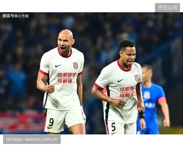 成都蓉城中锋费利佩屡献关键球，其战术支点作用无可替代。